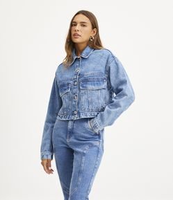 Jaqueta Cropped Jeans com Abotoamento Frontal