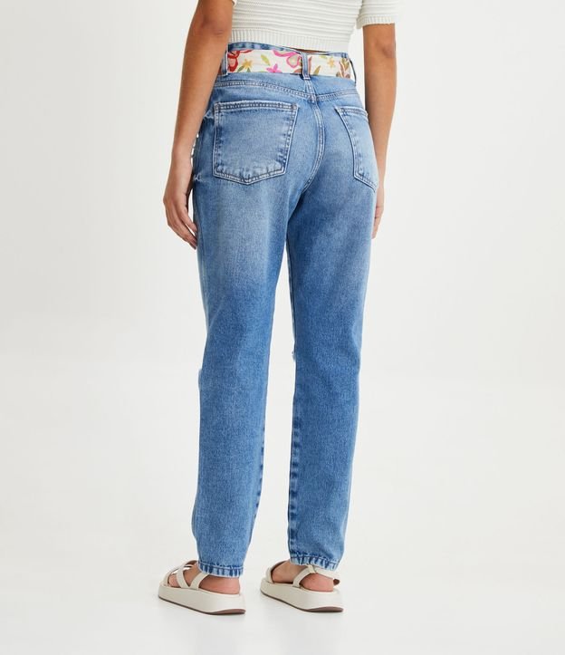 Calça Mom Jeans com Puídos e Cinto Faixa Estampado Azul 3
