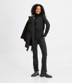 Calça Boot Cut Cintura Alta em Jeans com Costura Aparente no Bolso