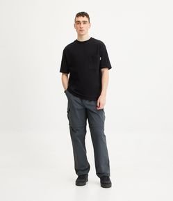 Calça Vira Bermuda em Poliamida com Bolsos