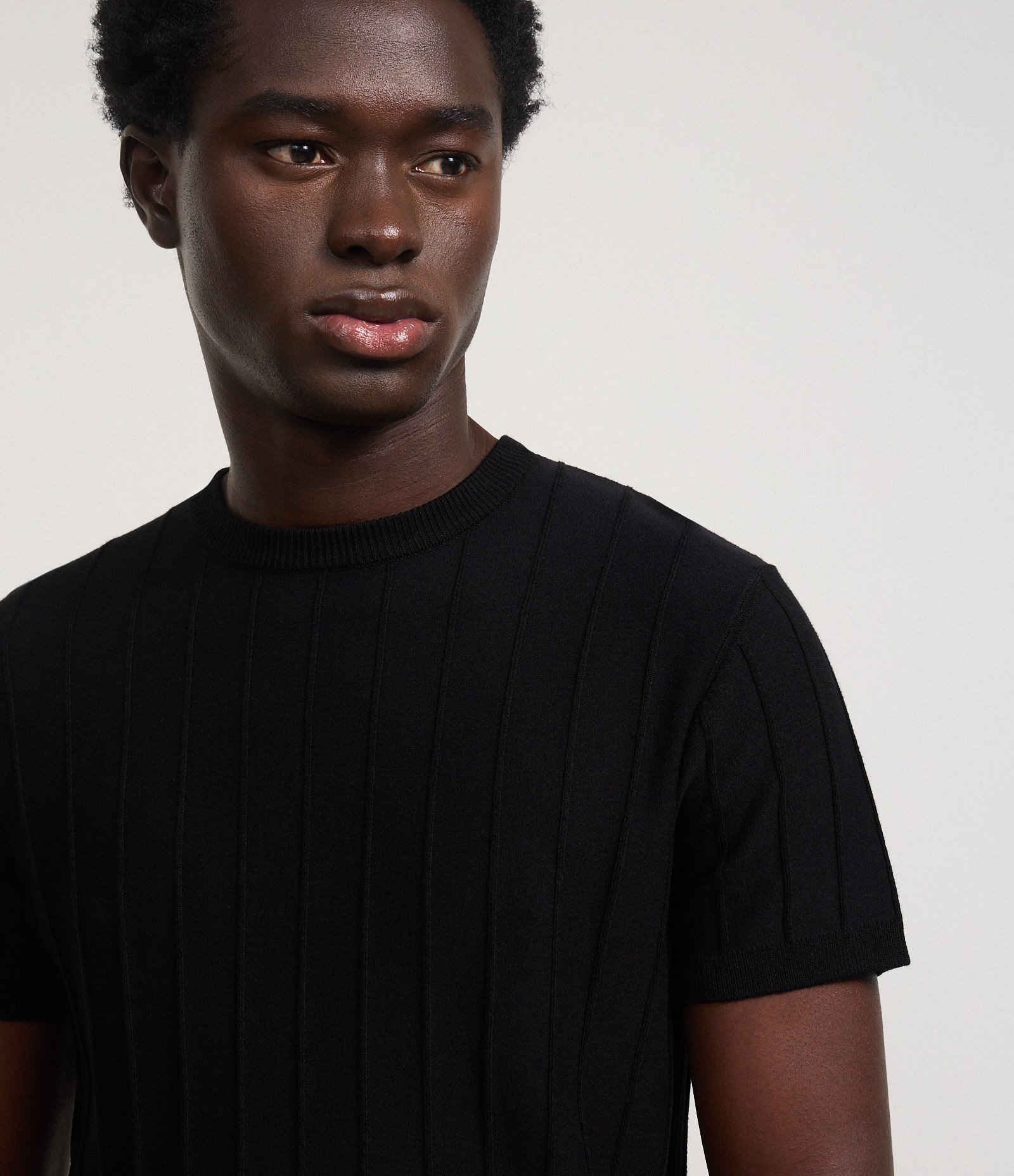 Camiseta Slim em Tricô com Relevos Verticais Preto 5