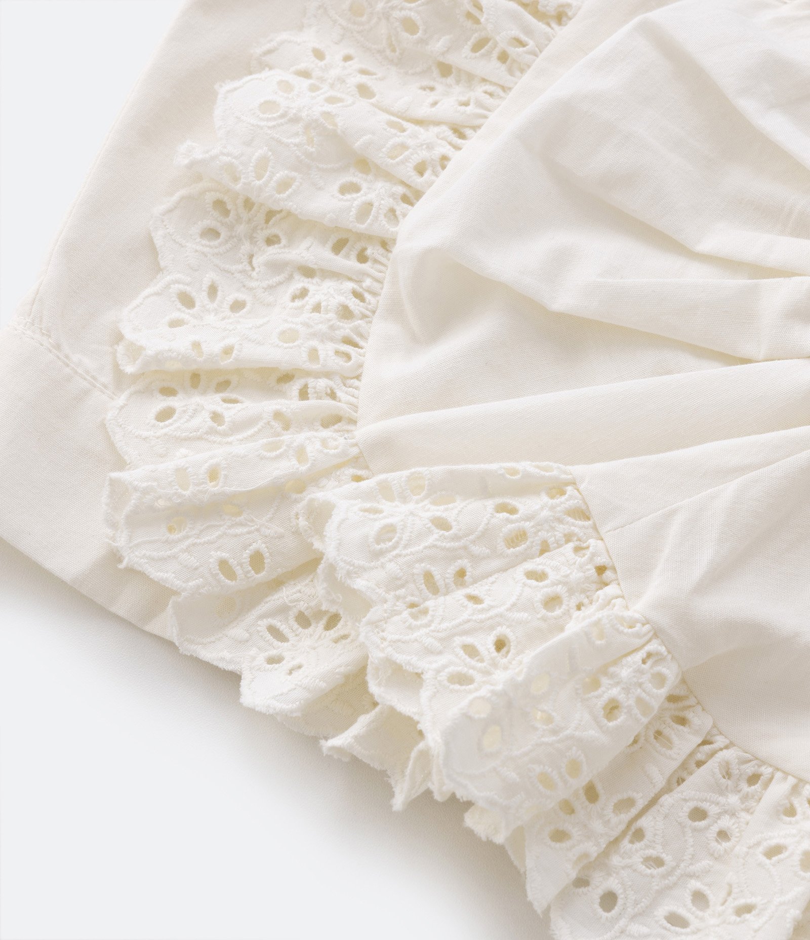 Blusa de Alça Infantil em Laise com Laço de Broderie e Latex nas Costas - Tam 5 a 14 Anos Bege 5