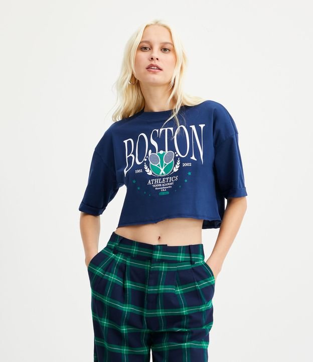 Blusa Cropped em Meia Malha com Estampa Boston Tenis Academy