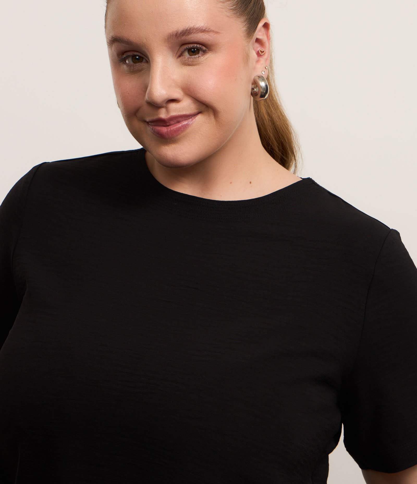 Blusa com Detalhe de Gota e Botão nas Costas Curve & Plus Size Preto 2