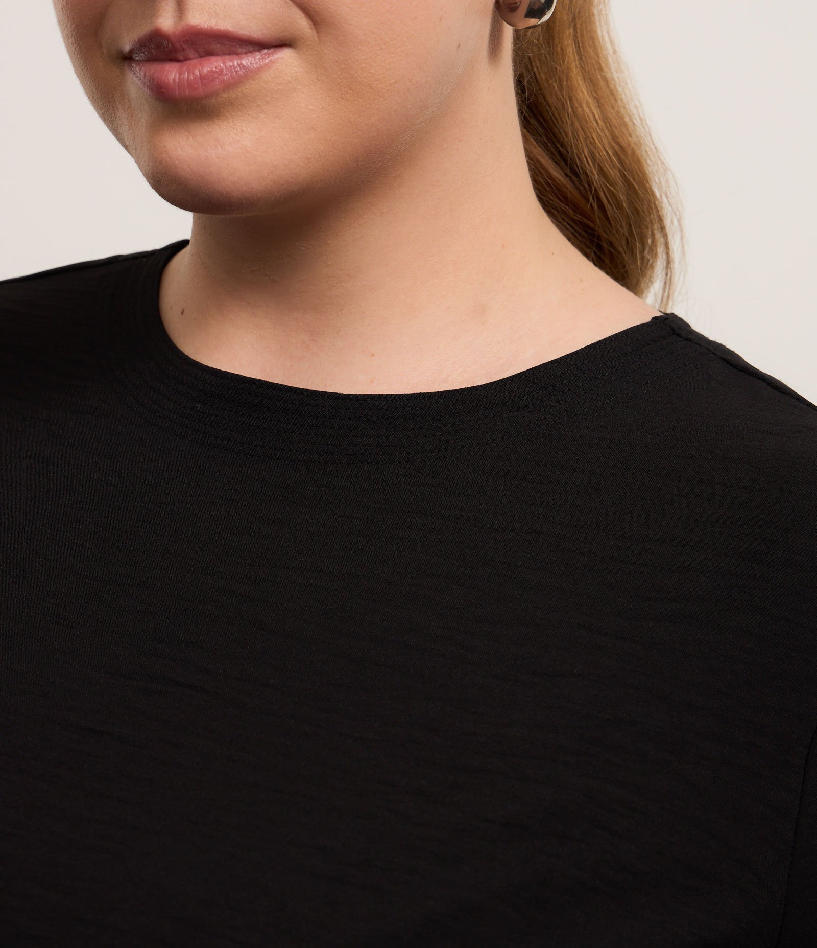Blusa com Detalhe de Gota e Botão nas Costas Curve & Plus Size Preto 3