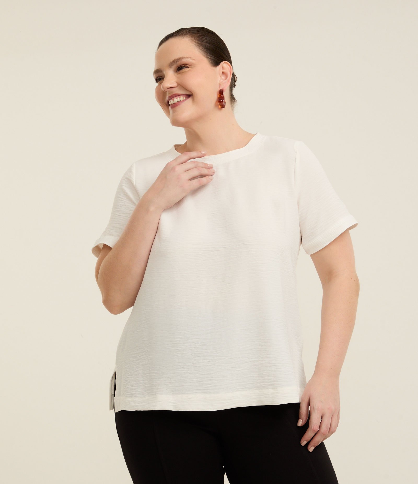 Blusa com Detalhe de Gota e Botão nas Costas Curve & Plus Size Branco 1