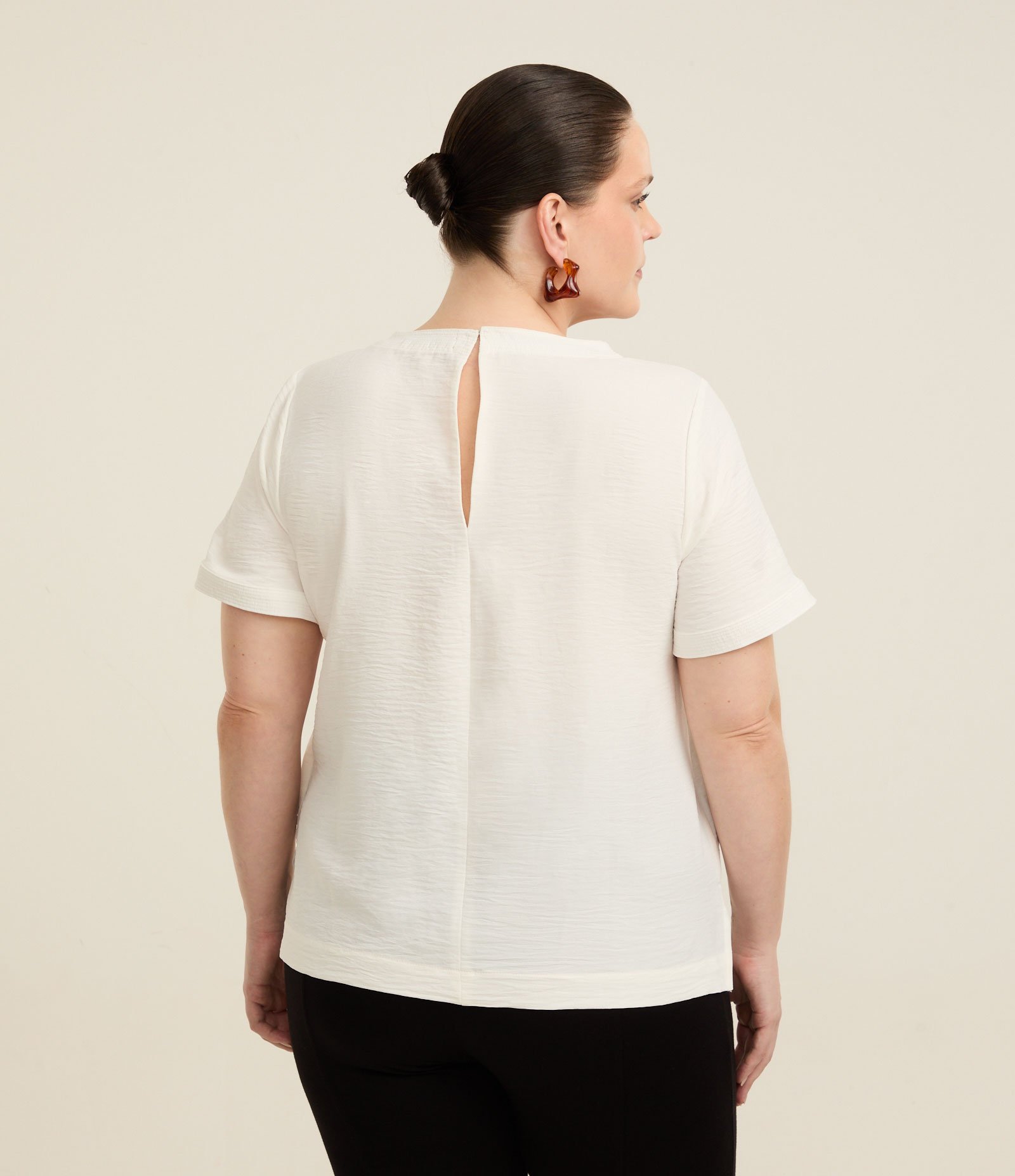 Blusa com Detalhe de Gota e Botão nas Costas Curve & Plus Size Branco 4