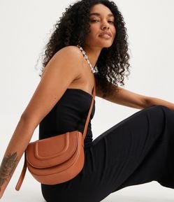 Bolsa Saddle Pequena com Detalhe em Relevo na Tampa