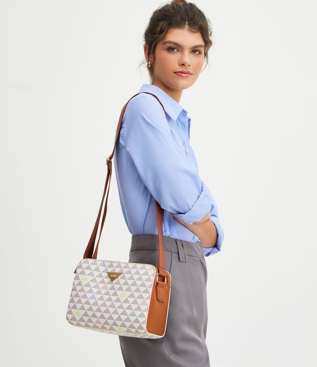 Bolsa Média em Material Sintético com Alça e Estampa Triângulos