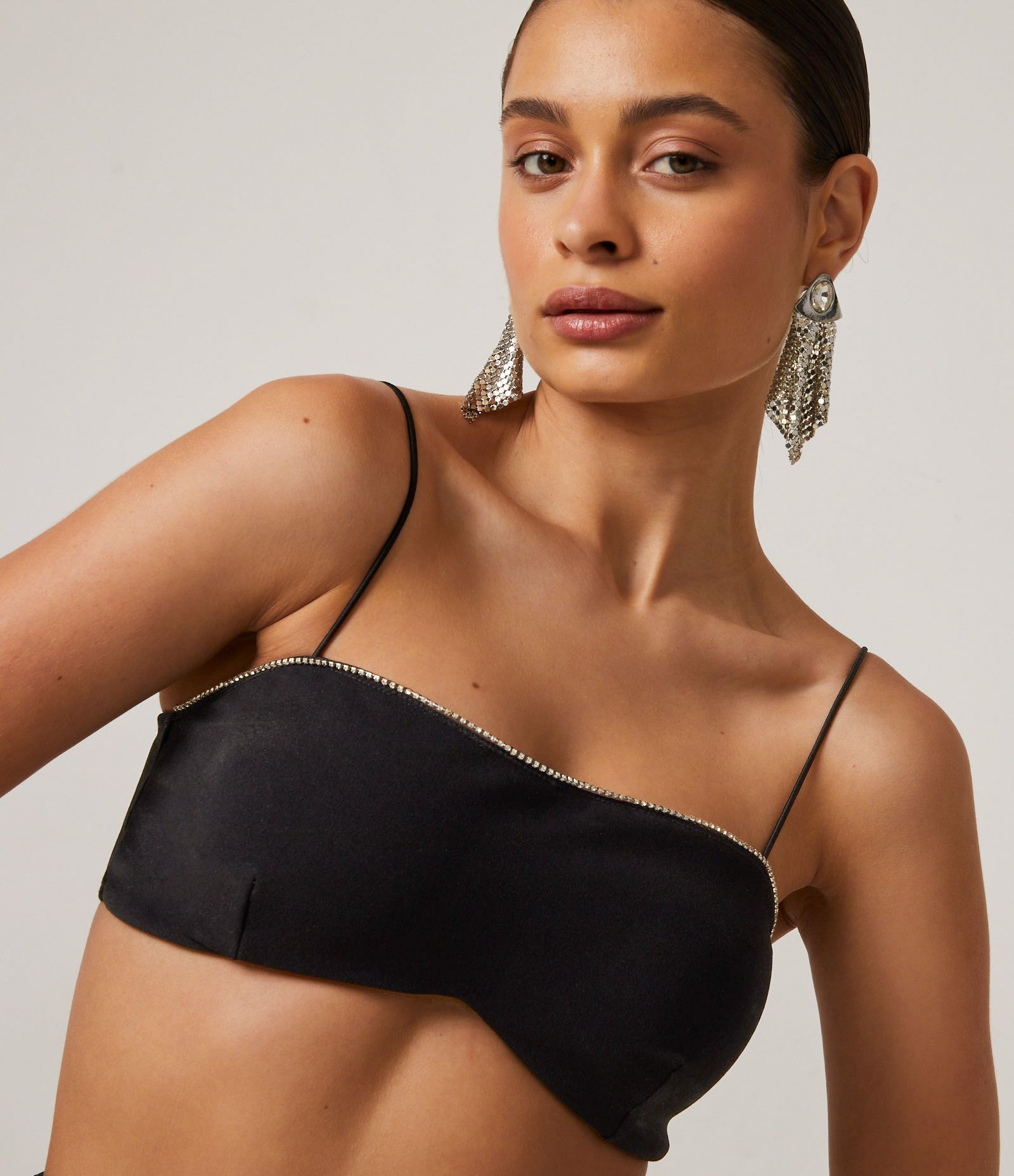 Blusa Cropped de Alças em Malha Crepe com Pedrinhas de Strass Preto 1