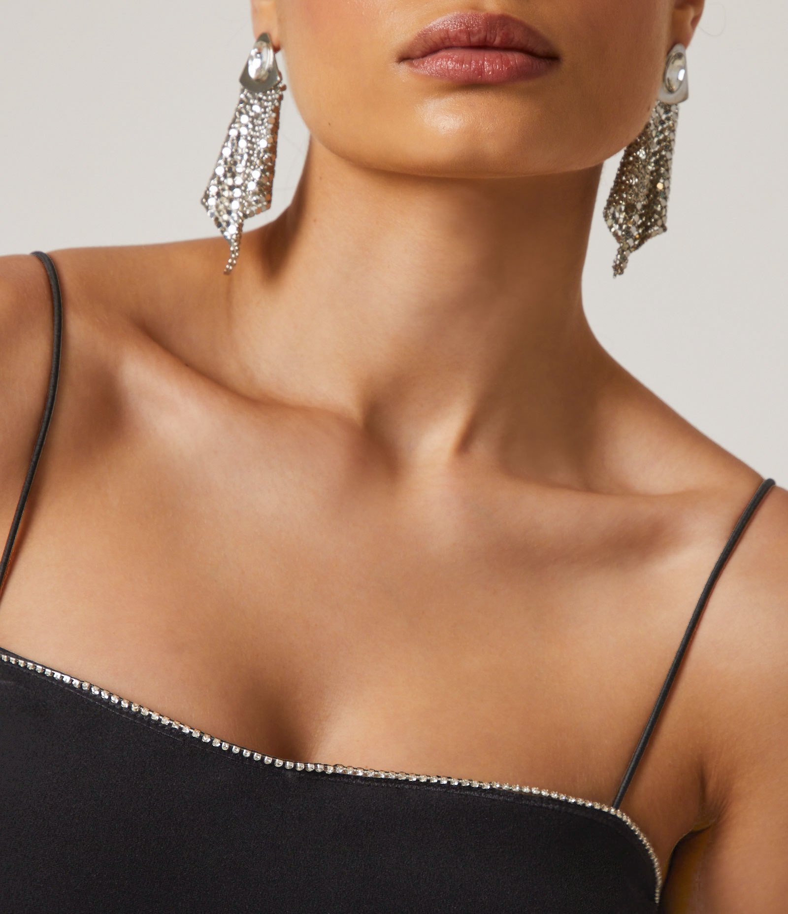 Blusa Cropped de Alças em Malha Crepe com Pedrinhas de Strass Preto 3