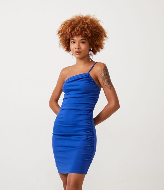 Vestido Curto em Ponto Roma com Ombro Só e Franzidos