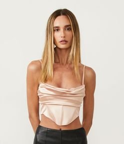 Blusa Cropped Corsetada Com Decote Degagê E Textura Acetinada