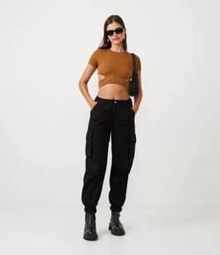 Pantalón Jogger en Sarga con Bolsillos Cargo