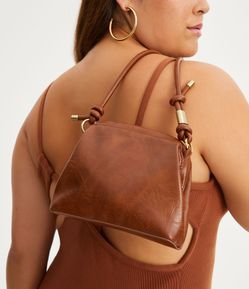 Bolsa Estruturada com Detalhe de Nó na Alça e Ponteiras de Metal