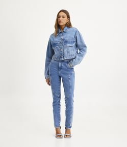 Pantalón Recto en Jeans Elástico con Bolsillos y Detalle de Costuras