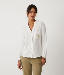 Camisa Alongada em Viscose com Gola Padre e Bolso Bordado com Floral