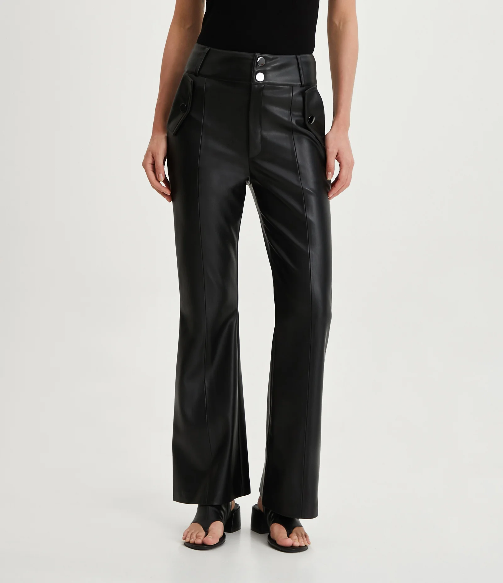 Calça Flare em Material Sintético com Frisos e Bolsos Diferenciados Preto 2