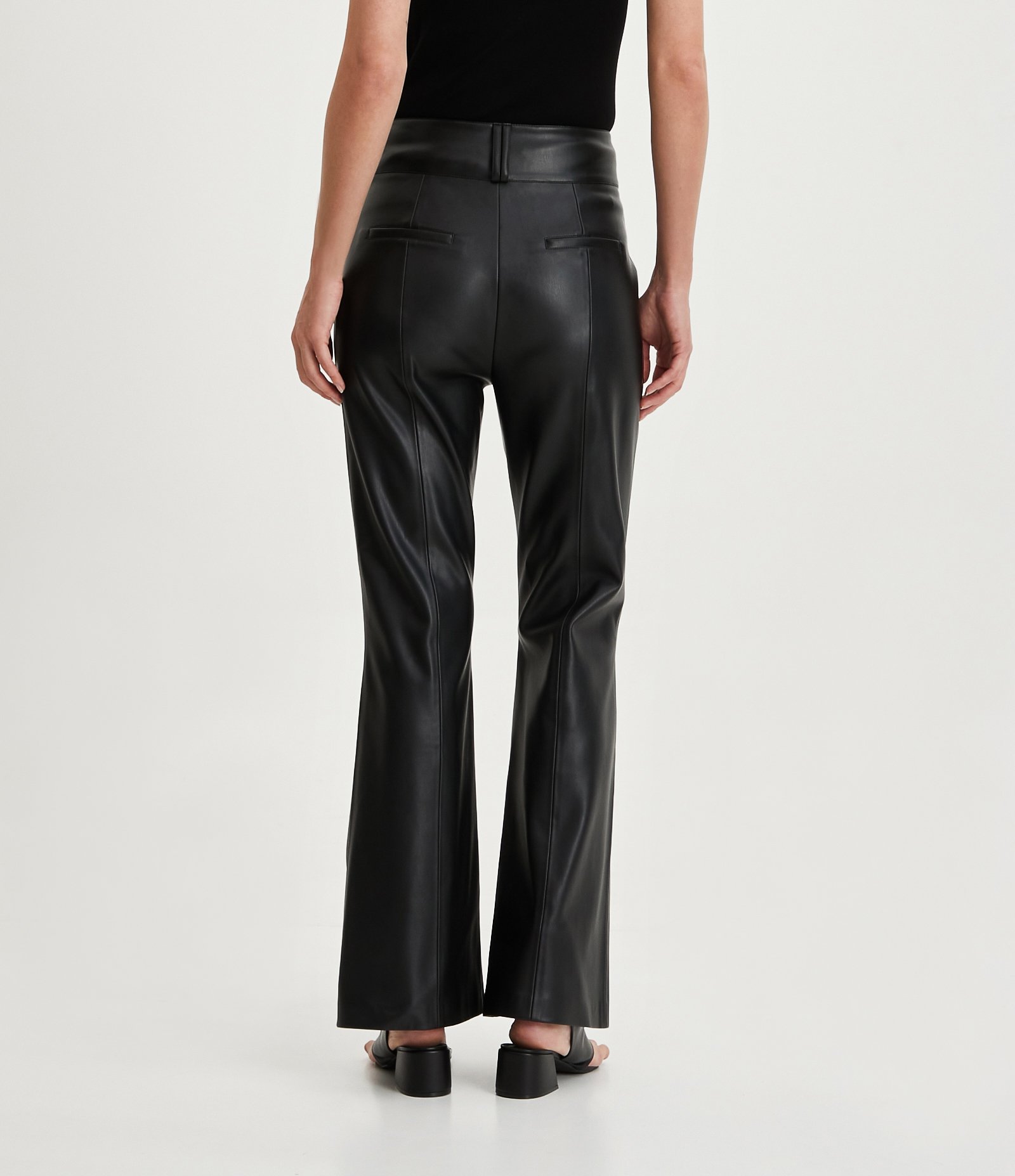 Calça Flare em Material Sintético com Frisos e Bolsos Diferenciados Preto 3