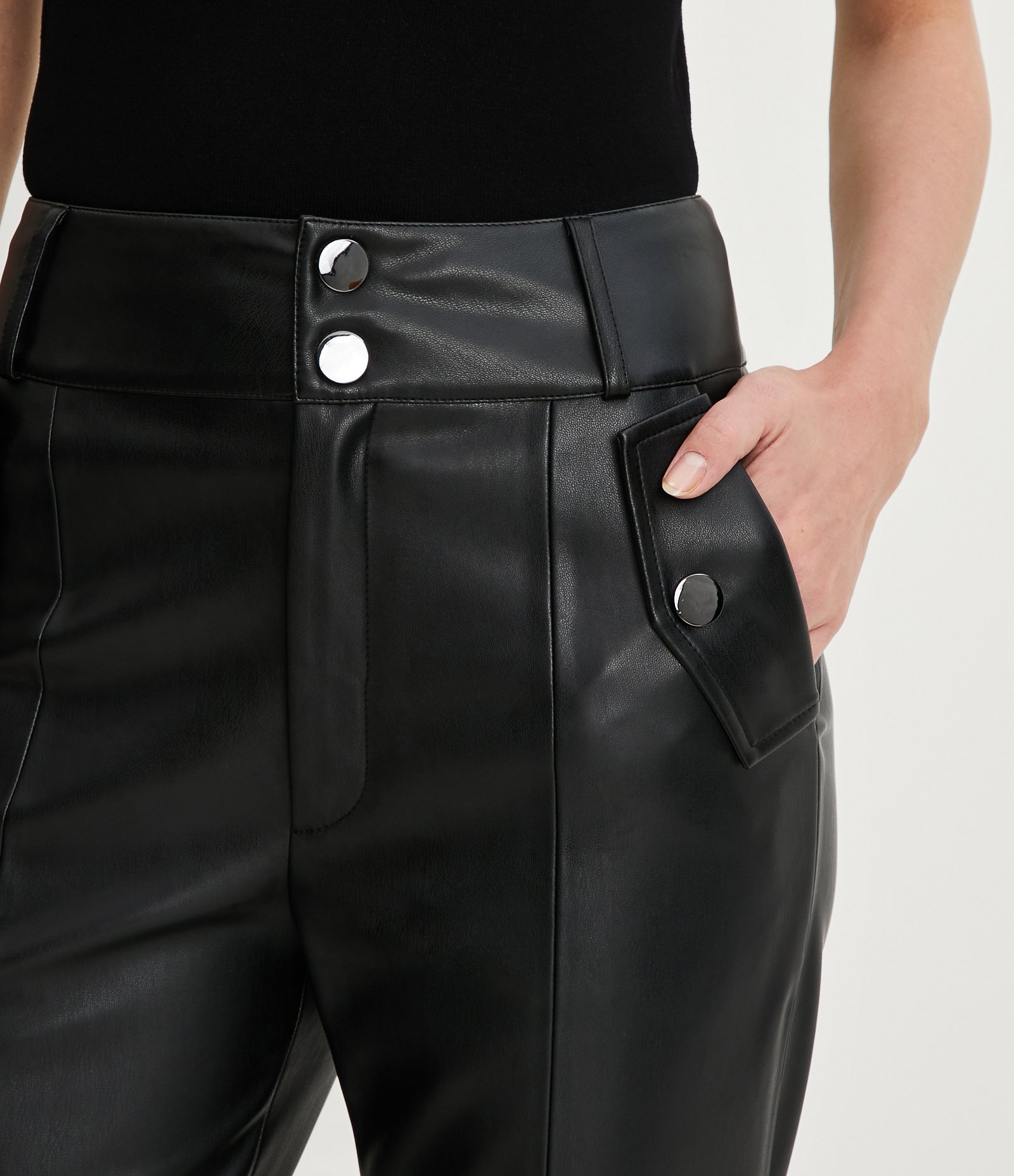 Calça Flare em Material Sintético com Frisos e Bolsos Diferenciados Preto 4