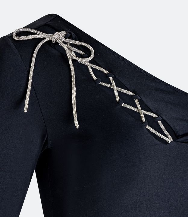 Blusa Cropped Hombro Único con Lazo Brillante Negro 6