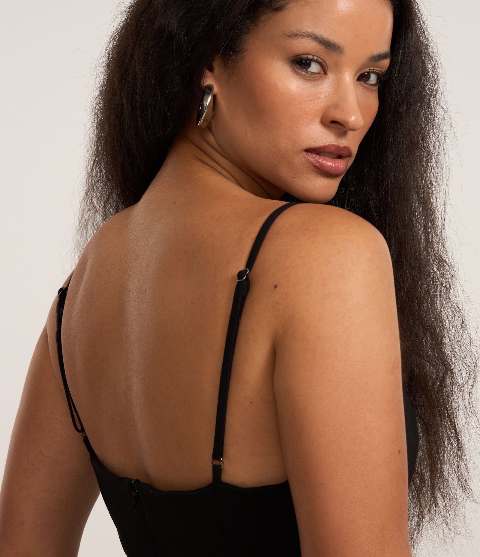 Vestidinho de Alça em Bengaline com Recortes e Decote Princesa Preto 4