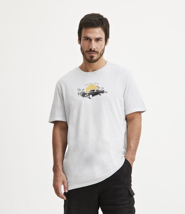 Camiseta Comfort em Algodão com Estampa de Carro Road Trip - Cor: Cinza Claro - Tamanho: P