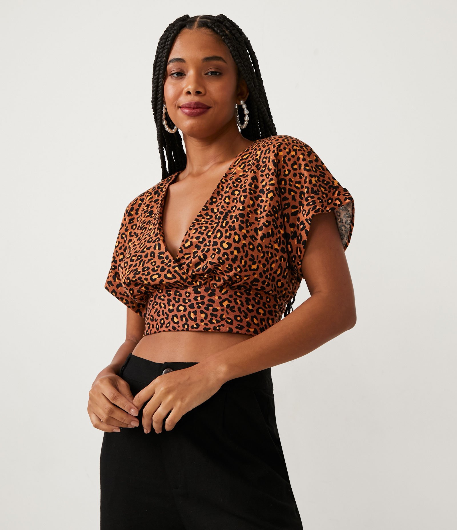 Blusa Cropped em Linho com Manga Curta e Estampa Animal Print Onça Marrom 1