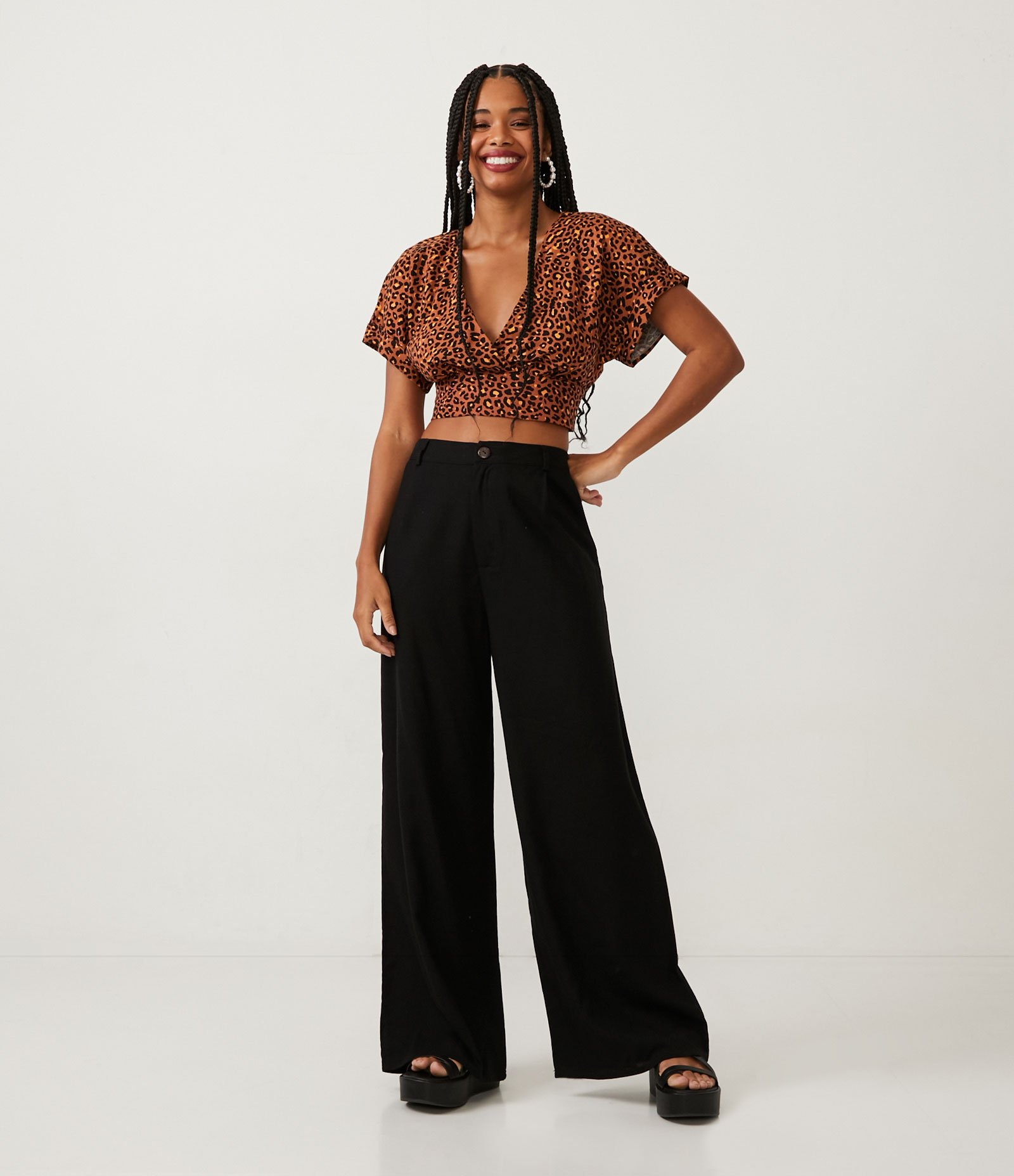 Blusa Cropped em Linho com Manga Curta e Estampa Animal Print Onça Marrom 2