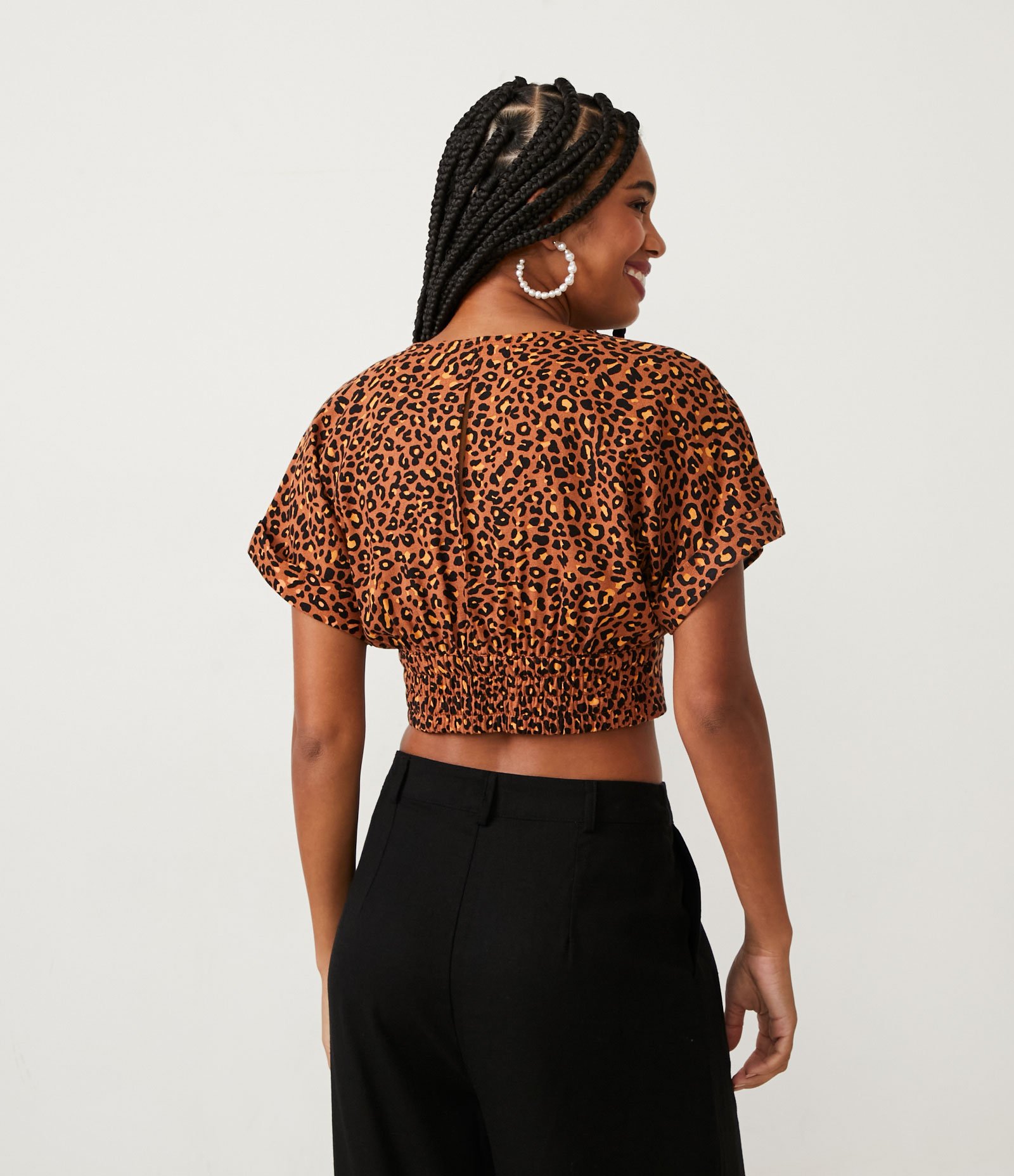 Blusa Cropped em Linho com Manga Curta e Estampa Animal Print Onça Marrom 3