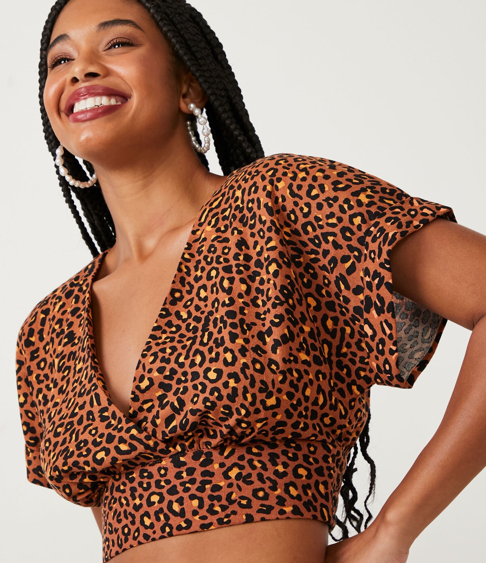 Blusa Cropped em Linho com Manga Curta e Estampa Animal Print Onça Marrom 4