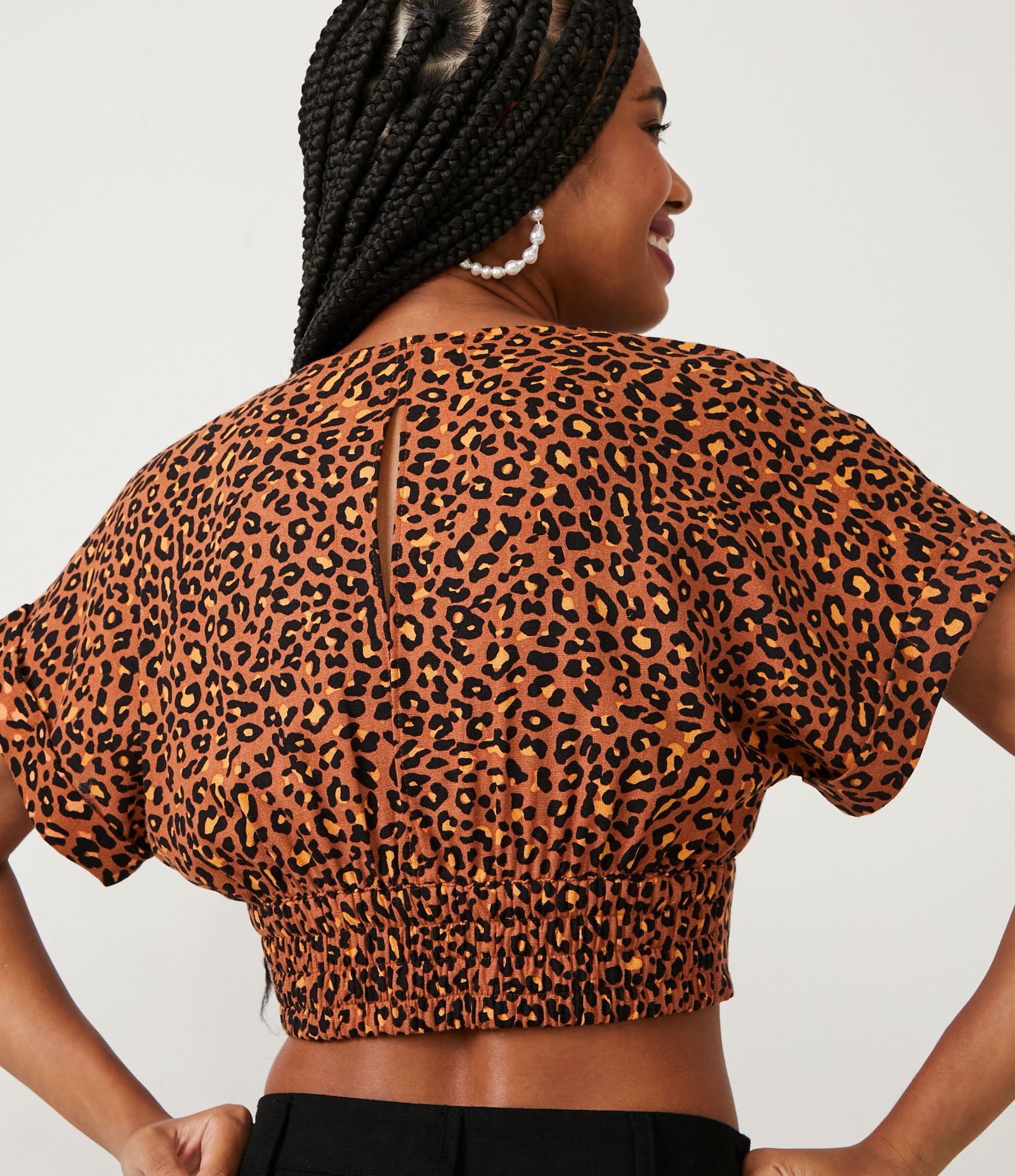 Blusa Cropped em Linho com Manga Curta e Estampa Animal Print Onça Marrom 5