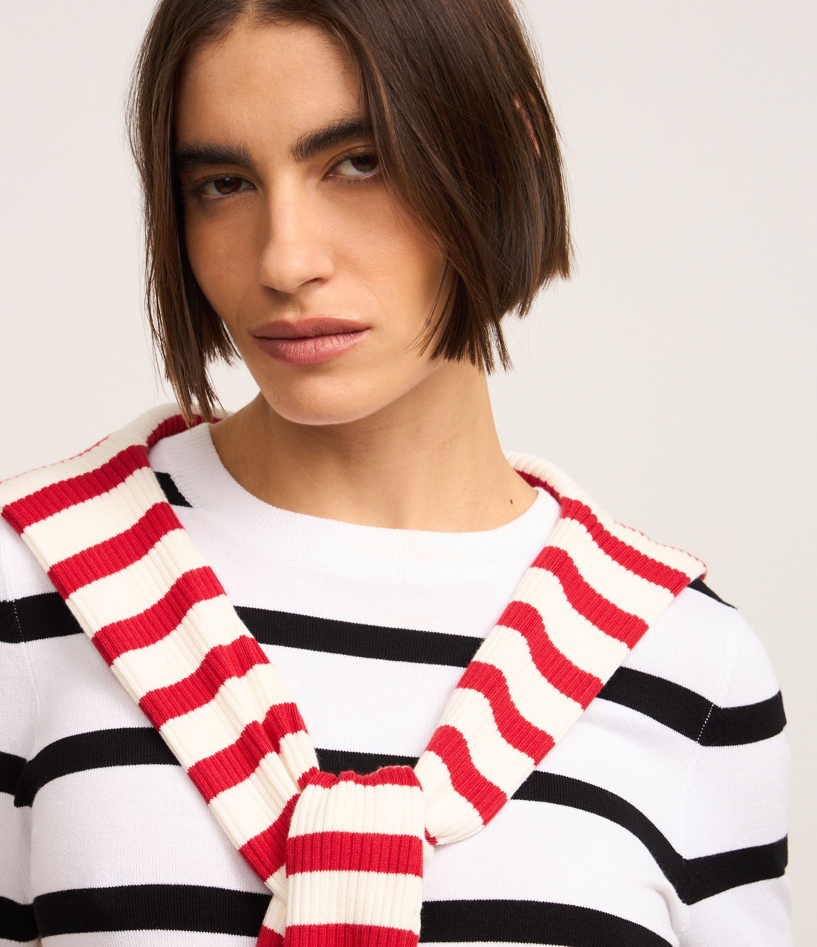 Blusa Básica Listrada em Tricô com Gola Redonda Preto/Branco 4