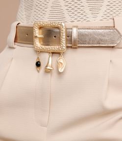 Cinto Médio em Couro com Fivela Trabalhada e Detalhes de Pingentes Pendurados