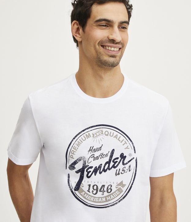 Camiseta Comfort em Algodão com Estampa Fender Branco 4