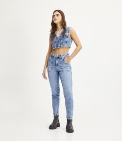 Calça Mom em Jeans com Bolsos e Prega na Barra Dobrada