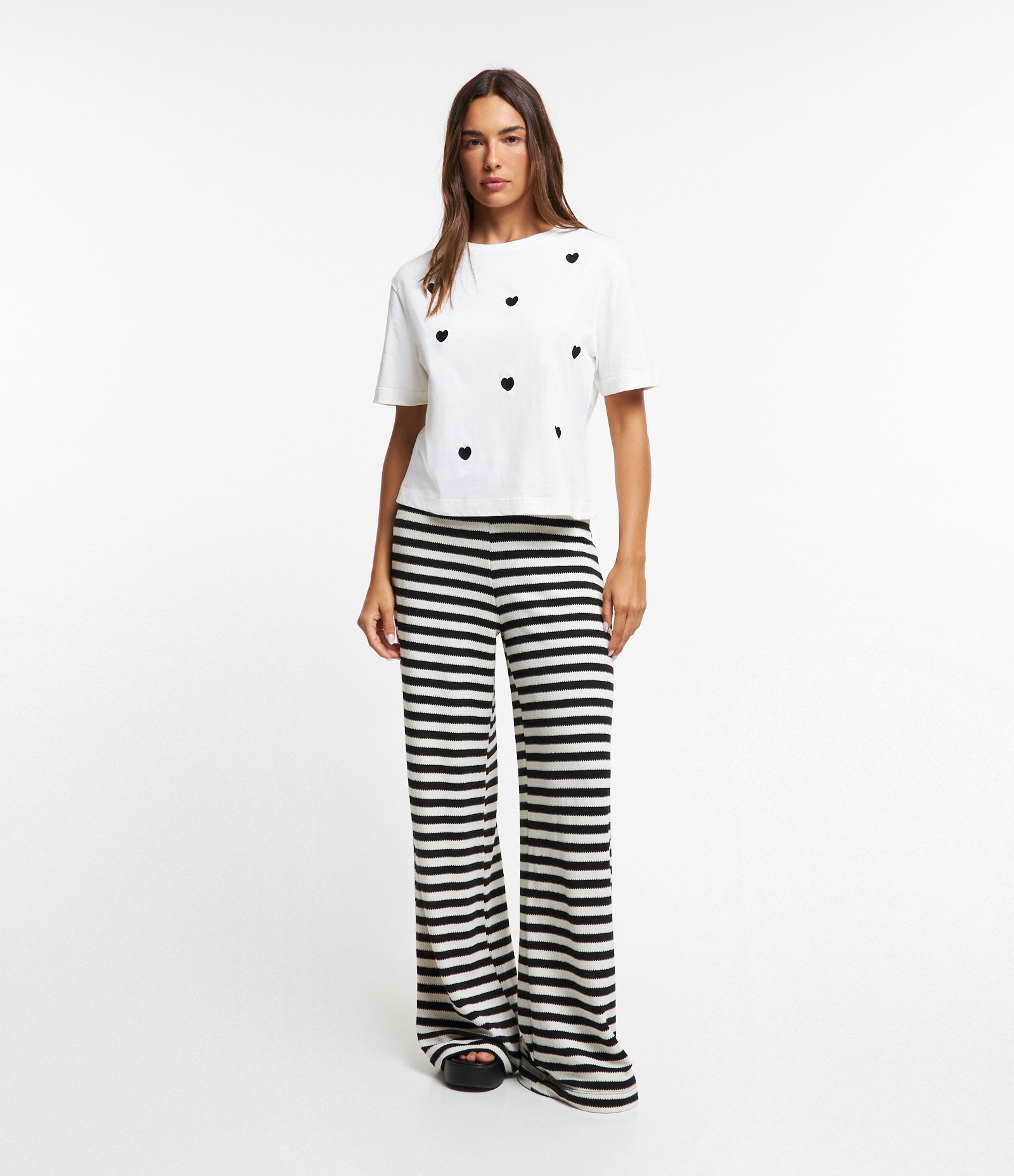 Blusa em Meia Malha com Manga Curta e Bordados de Corações Branco 2