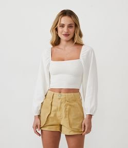 Blusa Cropped em Malha Texturizada com Manga Bufante e Detalhe Lastex