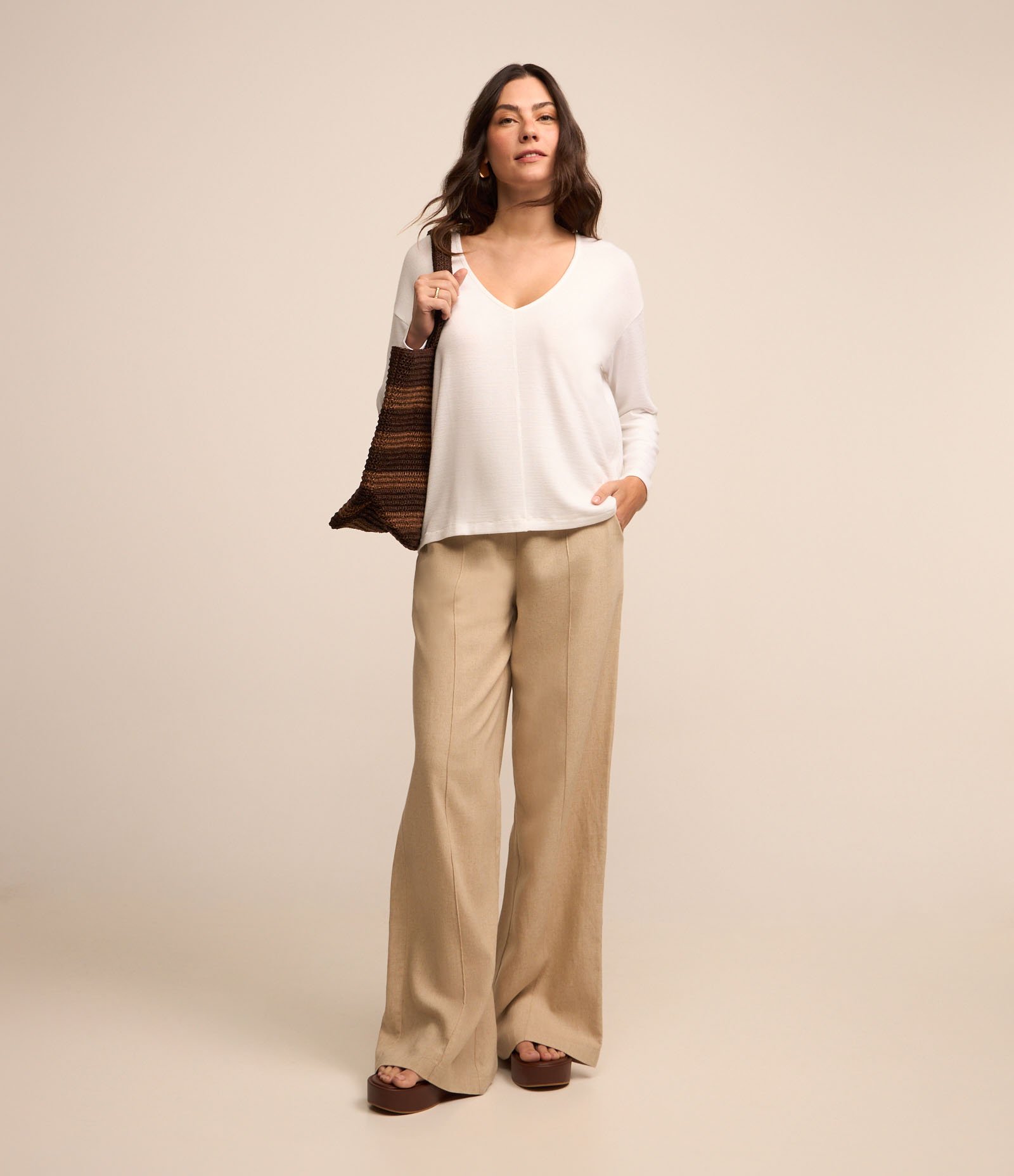 Blusa em Meia Malha Texturizada com Decote V Branco 2