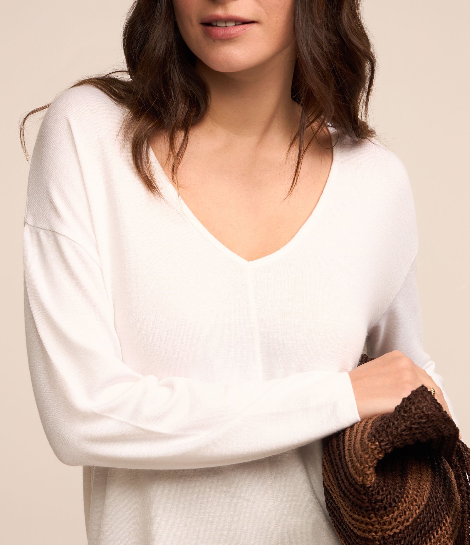 Blusa em Meia Malha Texturizada com Decote V Branco 4