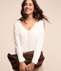 Blusa em Meia Malha Texturizada com Decote V