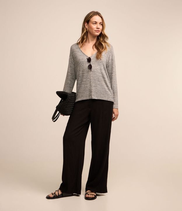 Blusa em Meia Malha Texturizada com Decote V