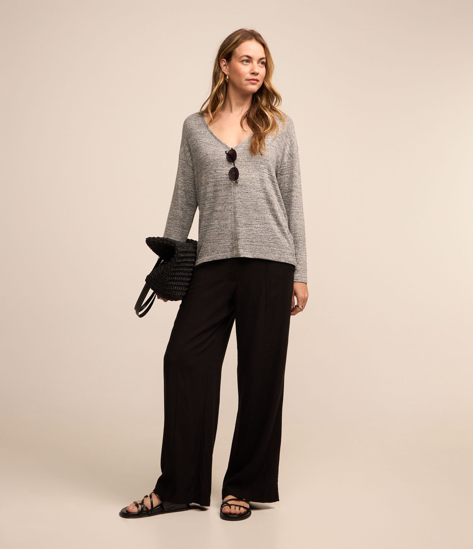 Blusa em Meia Malha Texturizada com Decote V Cinza Mescla 2