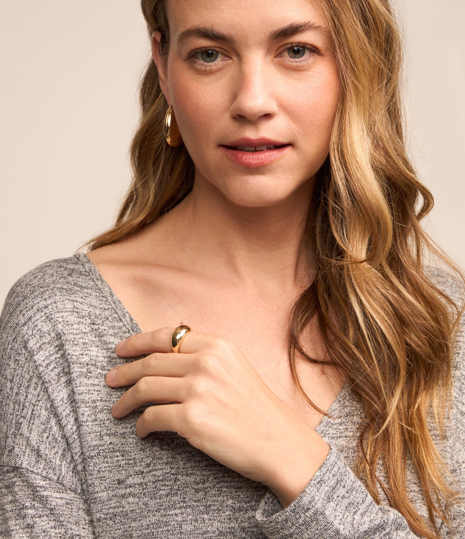 Blusa em Meia Malha Texturizada com Decote V Cinza Mescla 3