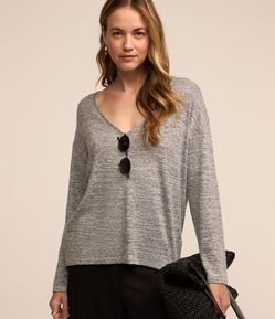 Blusa em Meia Malha Texturizada com Decote V