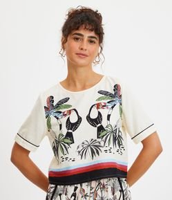 Blusa T-shirt em Linho com Estampa Tropical de Tucanos