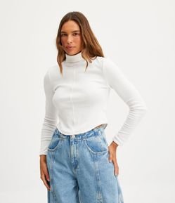 Blusa Canelada com Gola Alta e Manga Longa