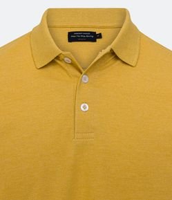 Polo Regular em Malha Piquet com Botões na Gola