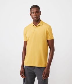 Polo Regular em Malha Piquet com Botões na Gola