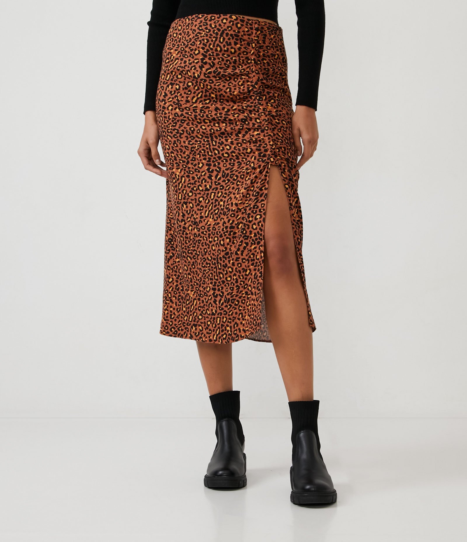 Saia New Midi em Viscolinho com Fenda e Estampa Animal Print Onça Marrom Claro 2